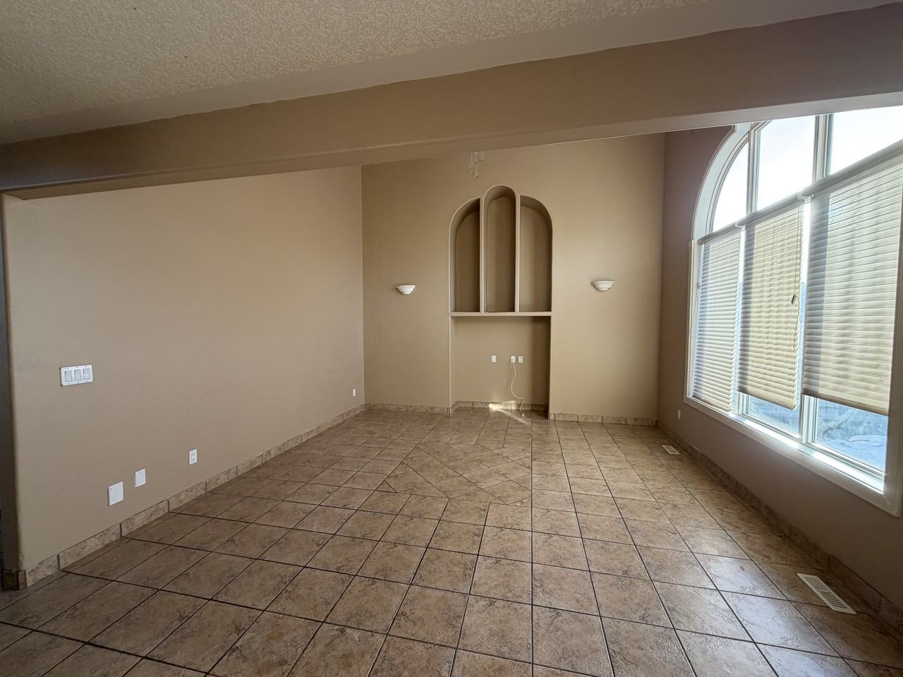 17812 103 St Nw - Photo 5 of 43