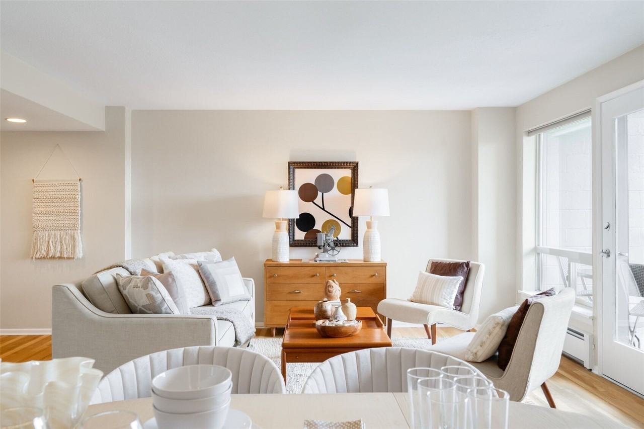 330 W Roy St - Photo 2 of 13