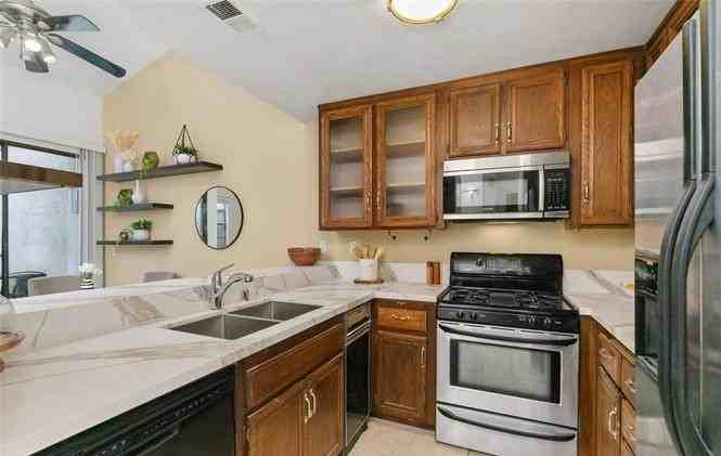 2526 W Macarthur Blvd #J - Photo 5 of 15