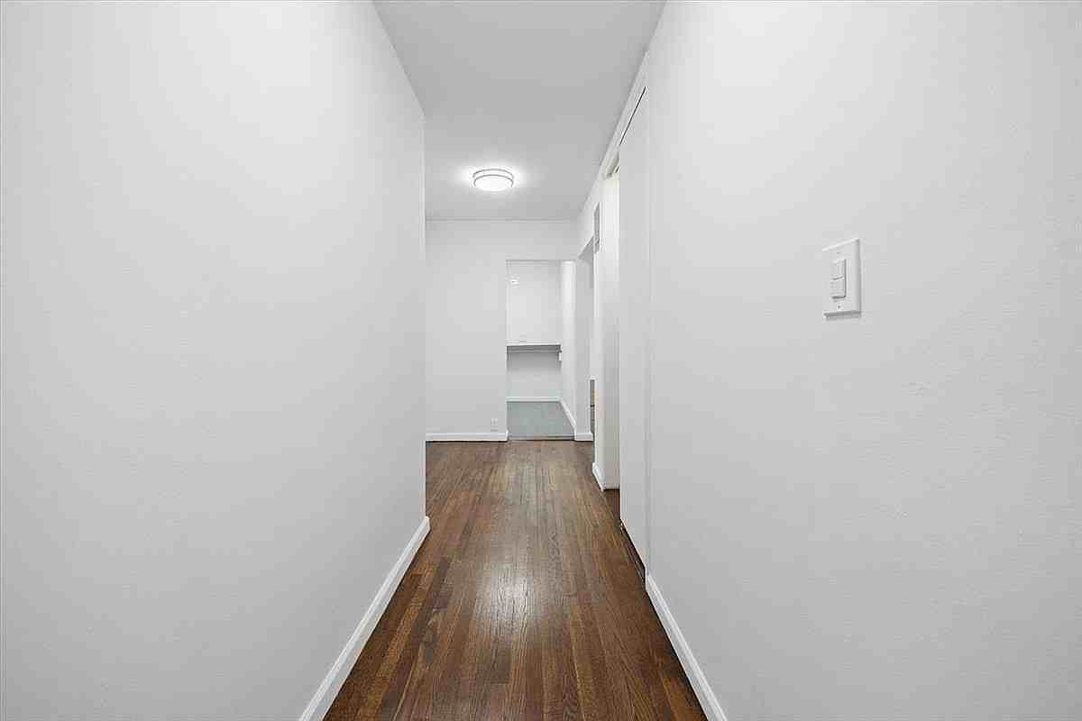 2630 Kingsbridge Ter #5HI - Photo 3 of 20