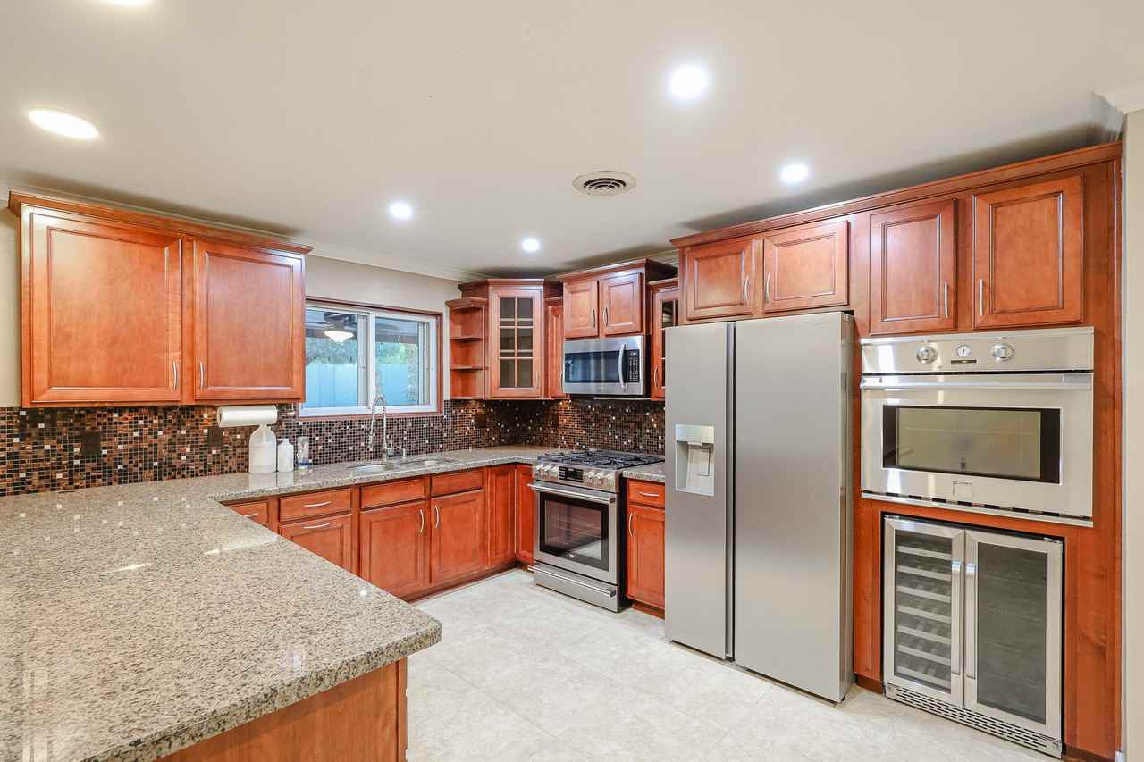 1424 N Gene Ave - Photo 2 of 44