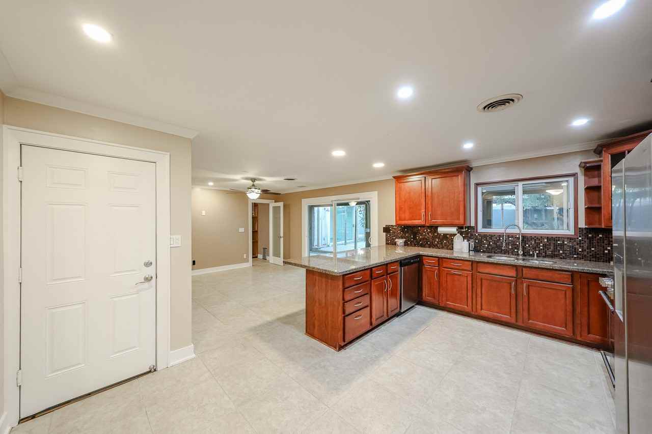 1424 N Gene Ave - Photo 3 of 44