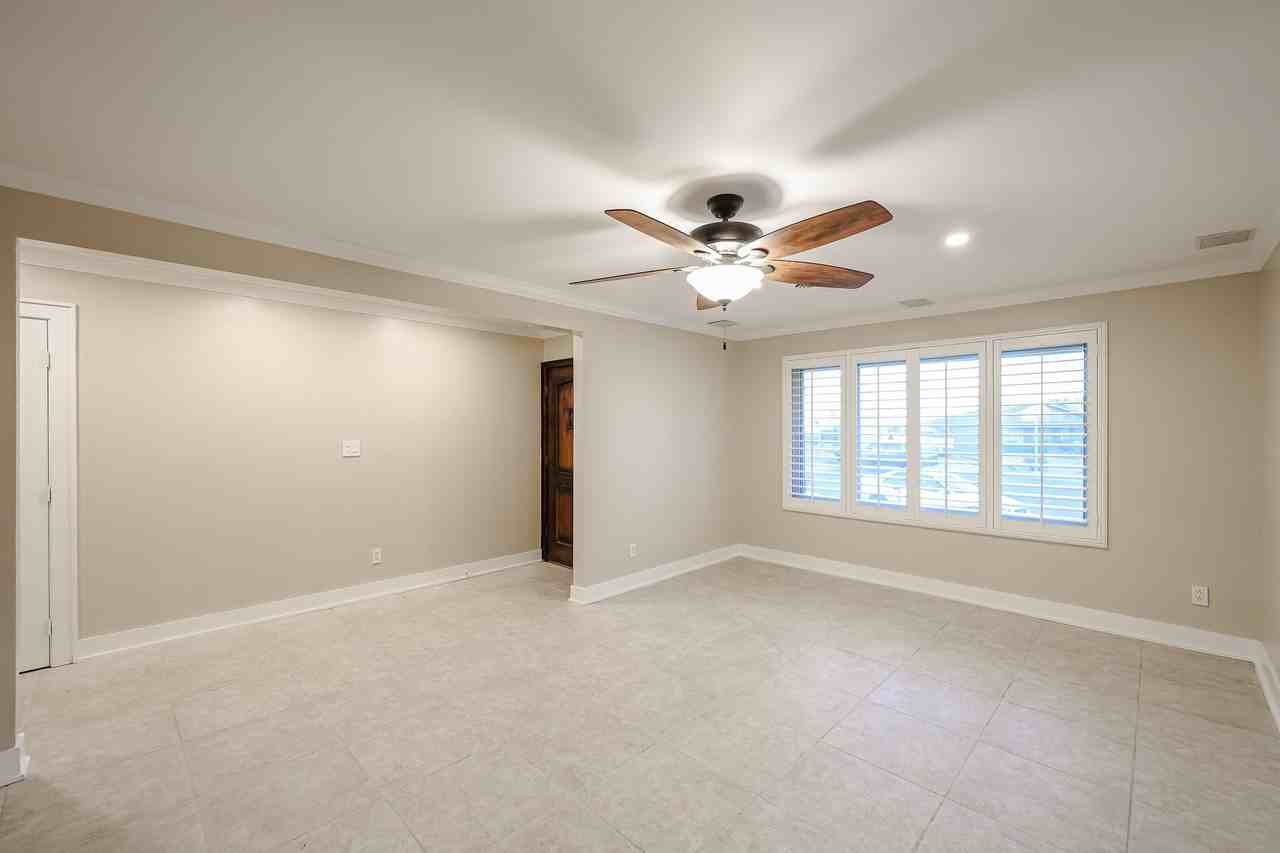 1424 N Gene Ave - Photo 6 of 44