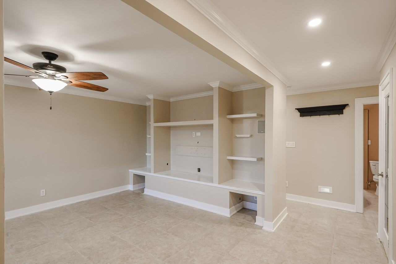 1424 N Gene Ave - Photo 7 of 44