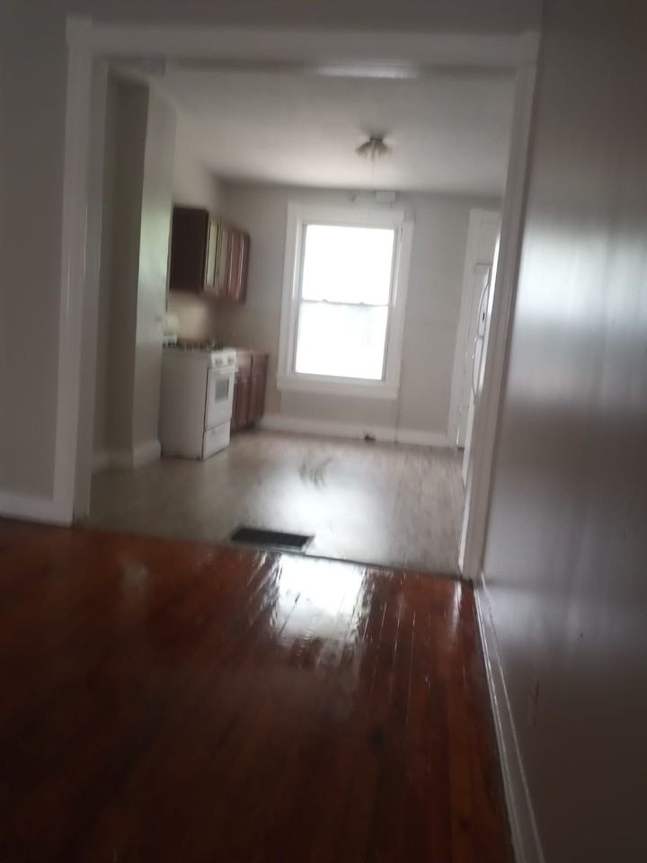 2934 E Monument St - Photo 4 of 8