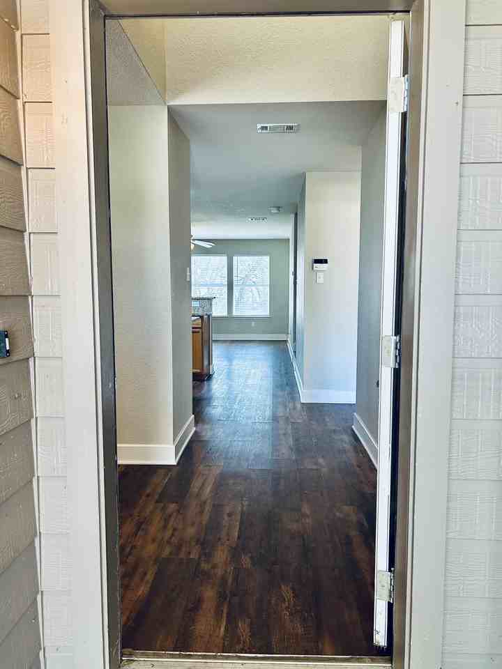 1709 Southridge Ln - Photo 3 of 33