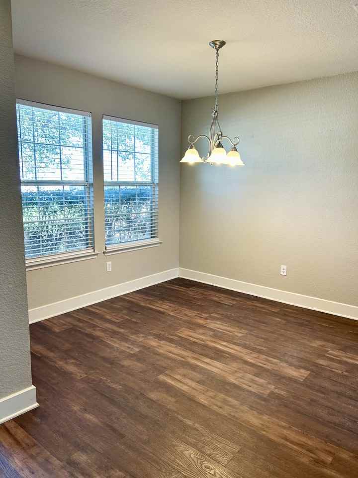1709 Southridge Ln - Photo 4 of 33