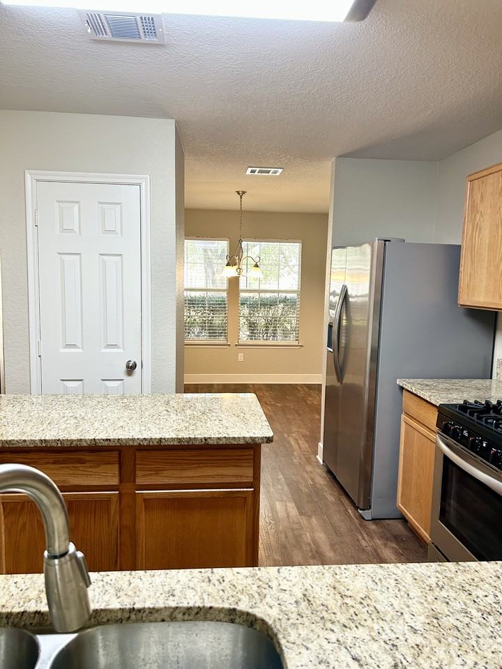 1709 Southridge Ln - Photo 7 of 33