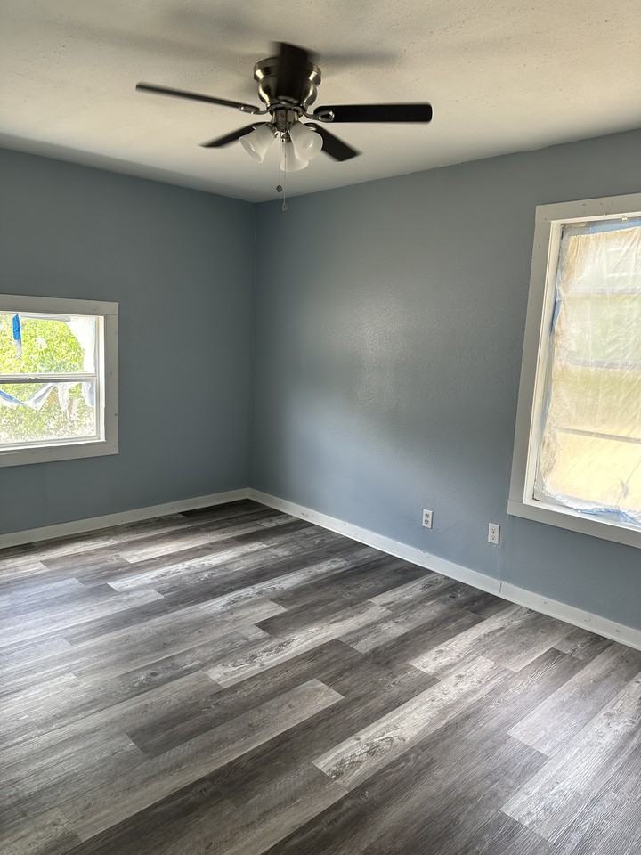 1842 Earl St - Photo 2 of 7