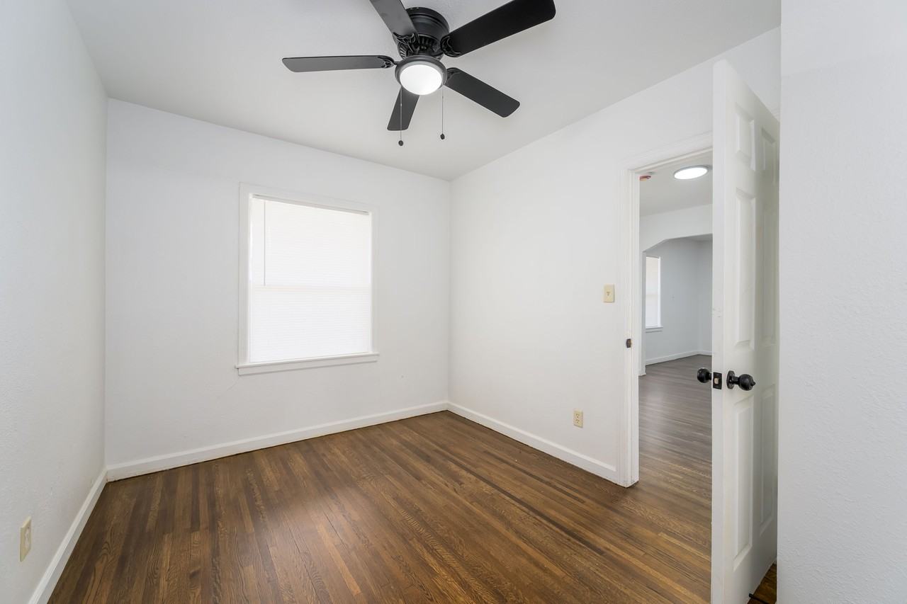 826 N Oliver St #2 - Photo 2 of 6