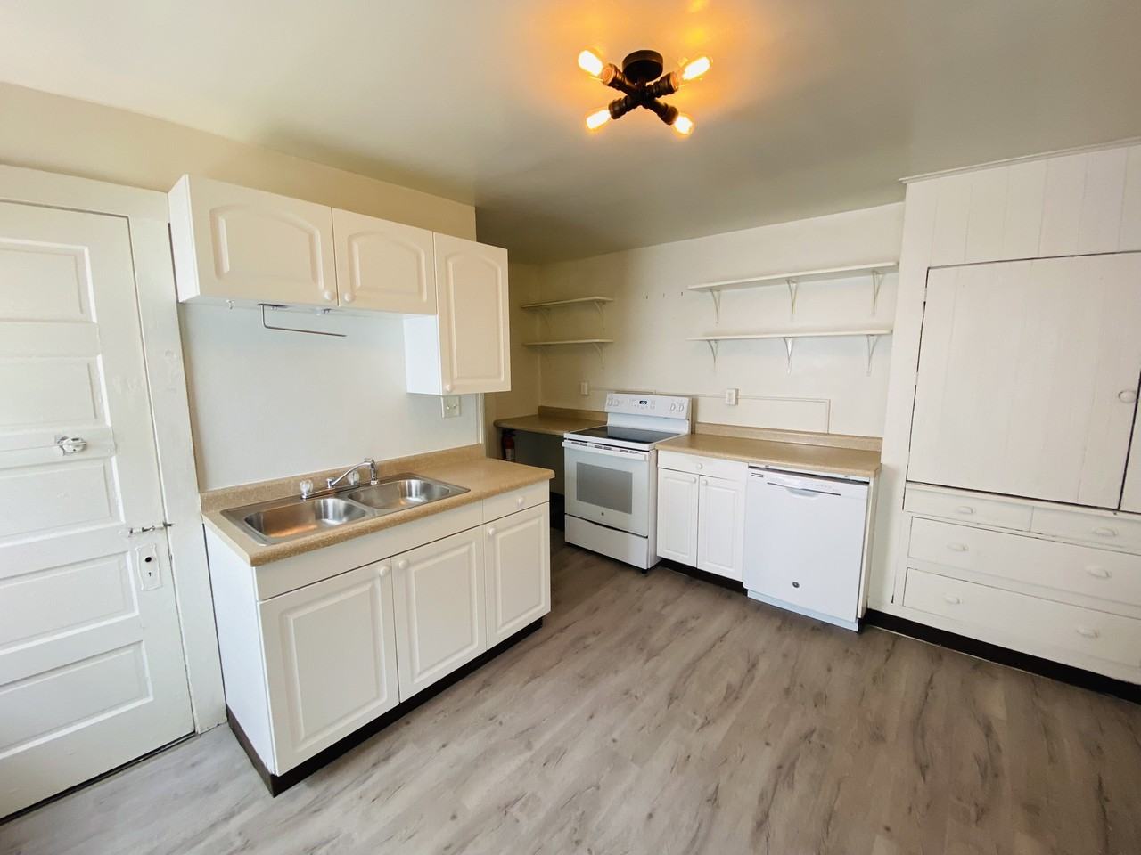 220 E Davenport St - Photo 5 of 16