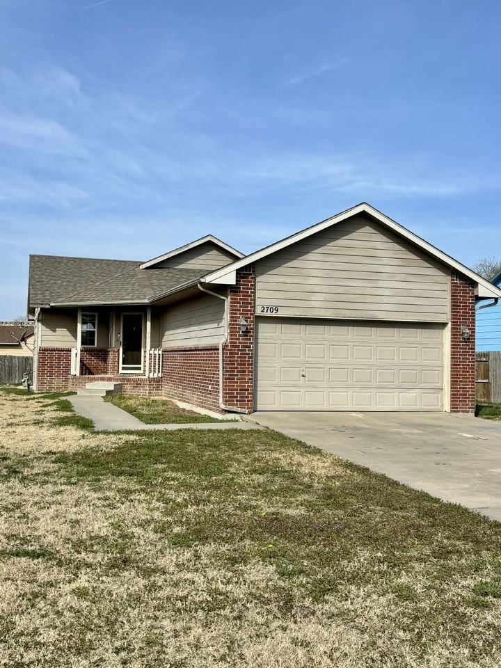 2709 N Piatt Cir - Photo 2 of 13