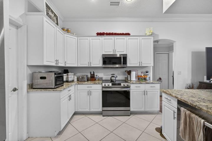 146 Fernwood Crescent