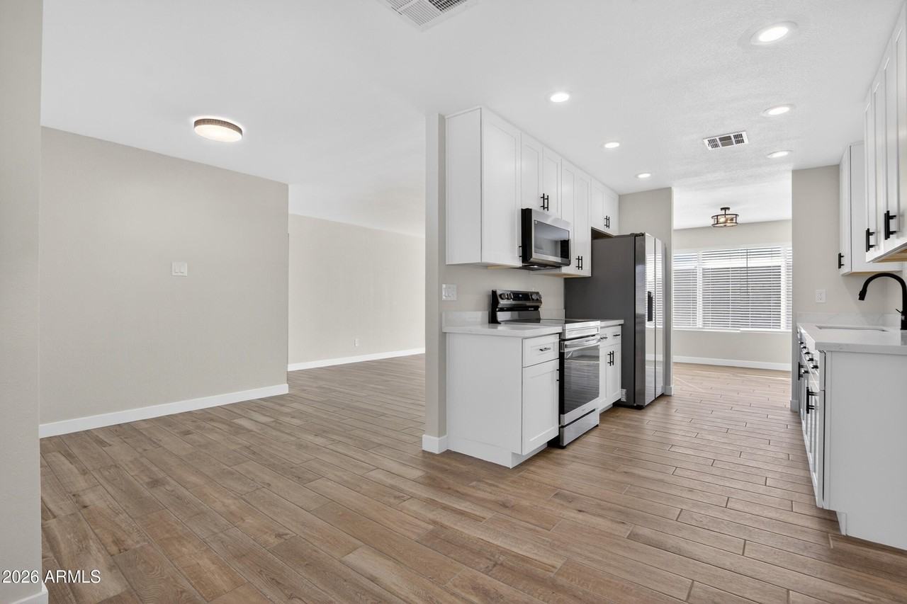 2355 W Waltann Ln - Photo 3 of 29