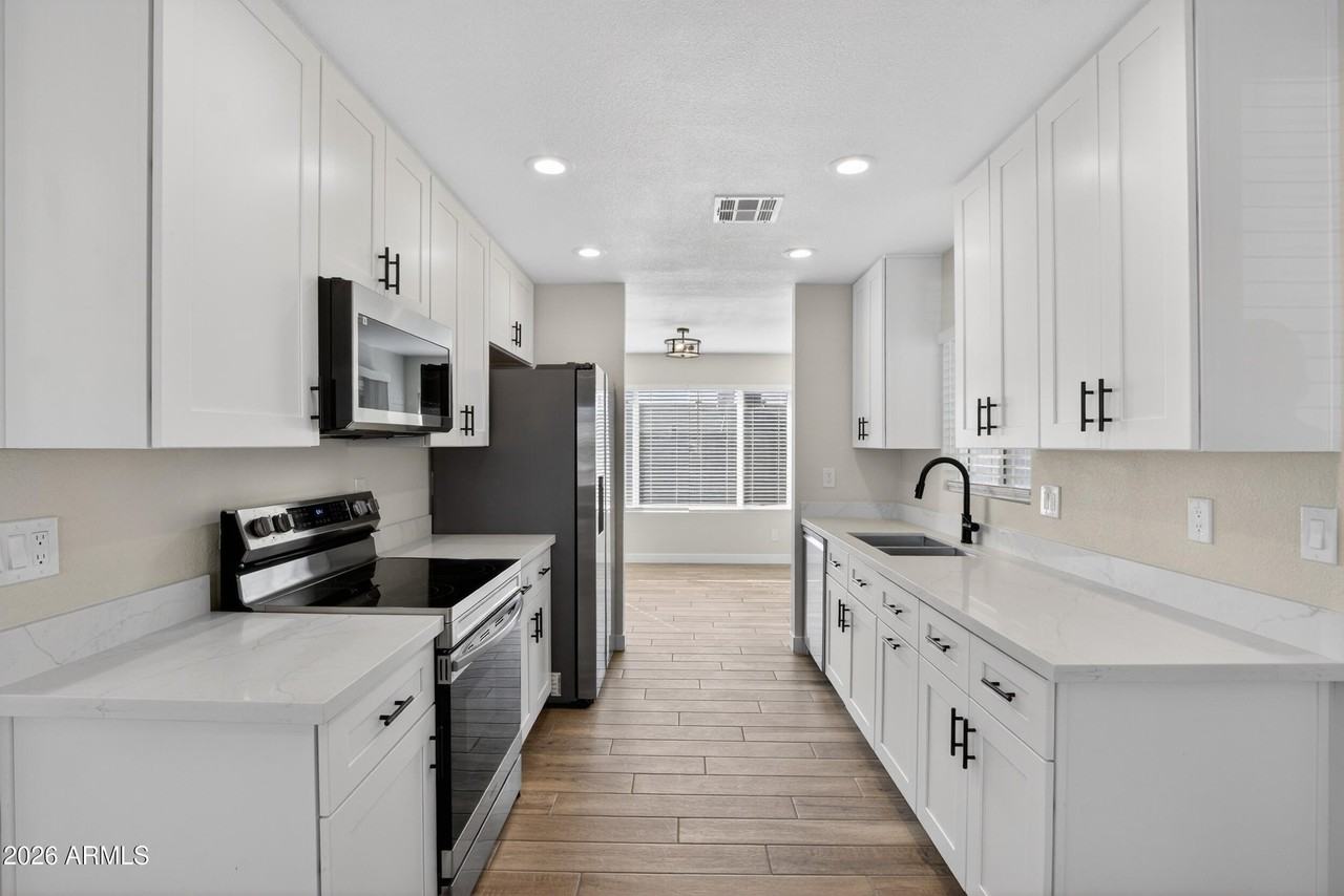 2355 W Waltann Ln - Photo 4 of 29