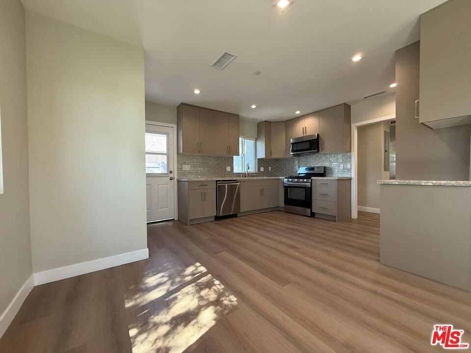 6403 Gentry Ave - Photo 4 of 29