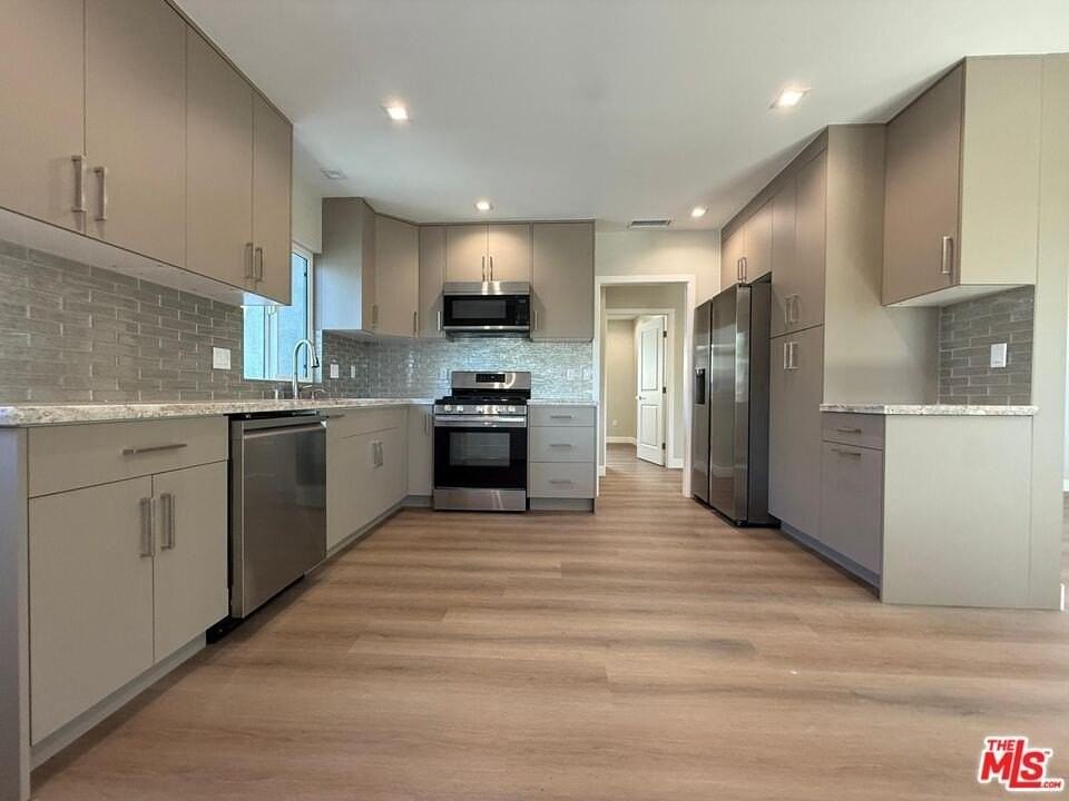 6403 Gentry Ave - Photo 5 of 29