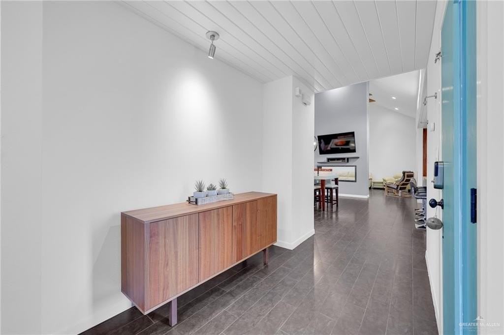 2411 Holland Ave - Photo 4 of 21