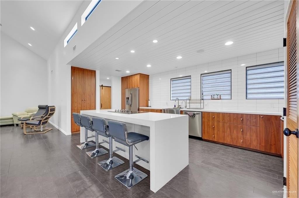 2411 Holland Ave - Photo 5 of 21