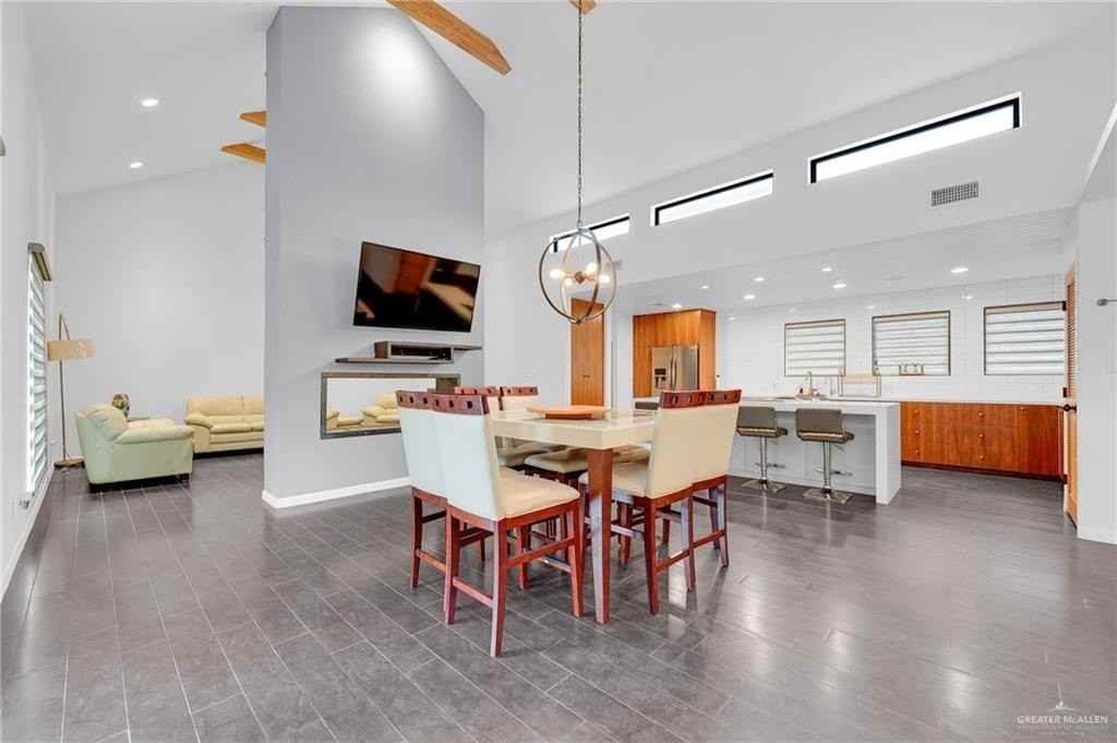 2411 Holland Ave - Photo 6 of 21