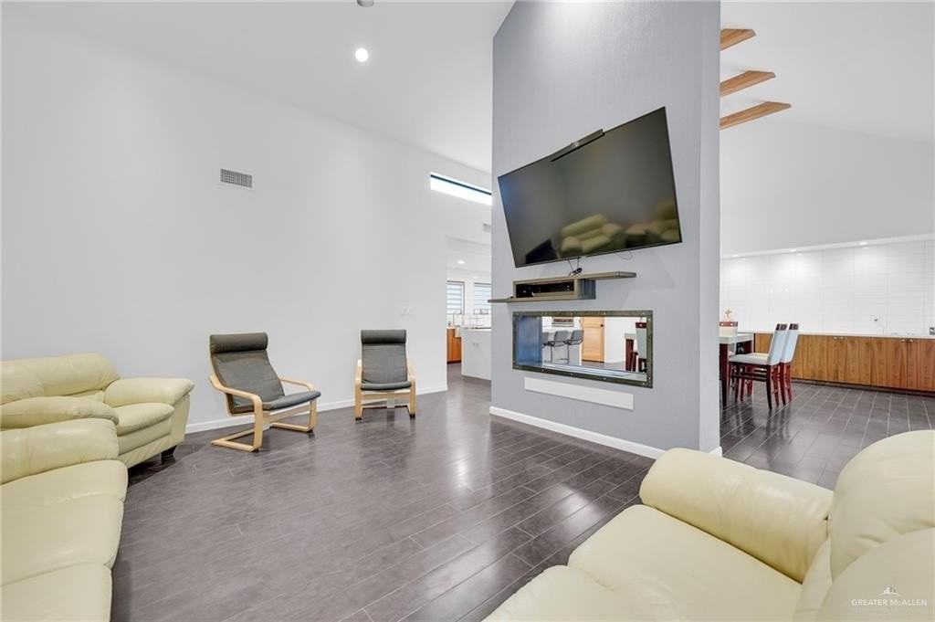 2411 Holland Ave - Photo 7 of 21