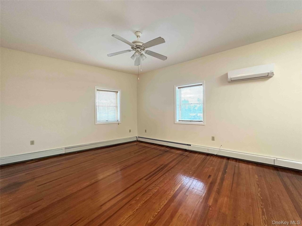 503 Hicksville Rd Apt 2f - Photo 2 of 7