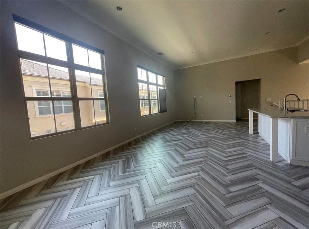 72 Mayfair - Photo 4 of 11