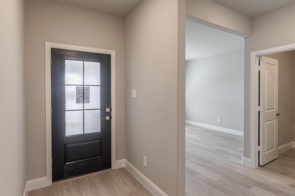 909 Elijah Ln - Photo 3 of 38