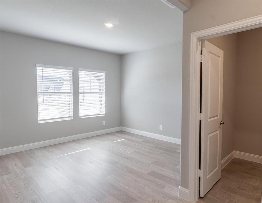 909 Elijah Ln - Photo 4 of 38