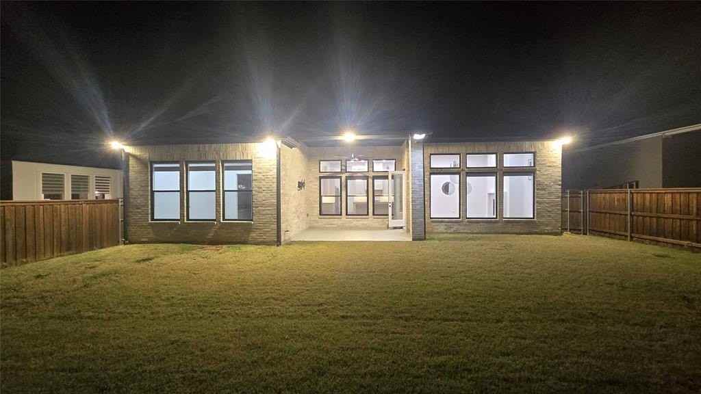 3691 Spruce Hills St - Photo 4 of 37