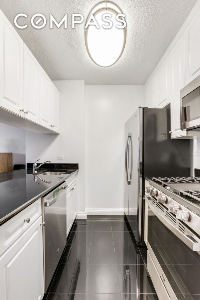 215 E 95th St #12B - Photo 4 of 8