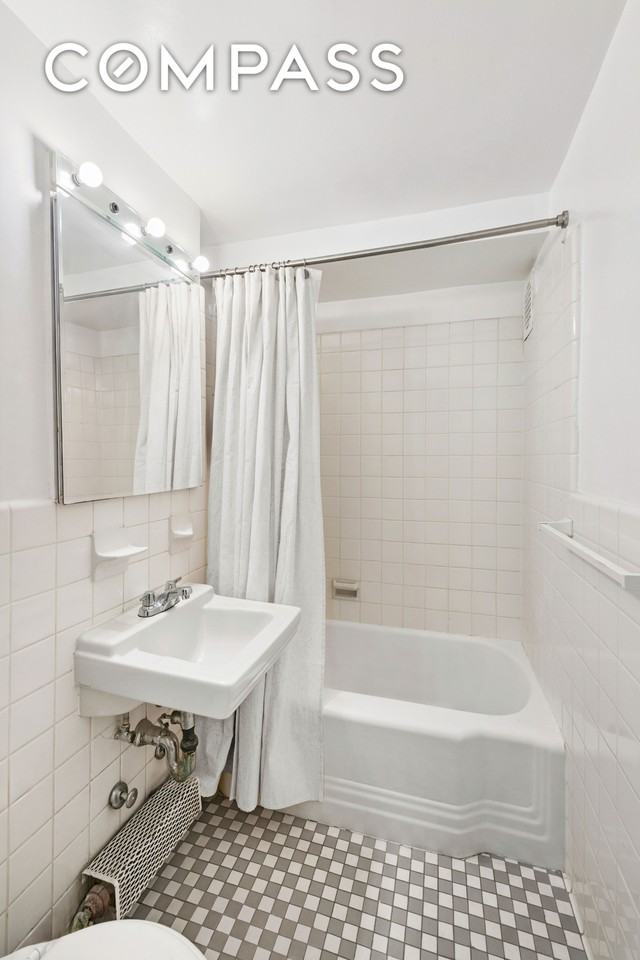 140 E 56th St #6B - Photo 3 of 5