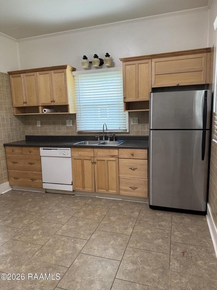 807 E University Ave - Photo 2 of 15