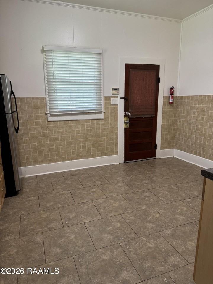 807 E University Ave - Photo 4 of 15