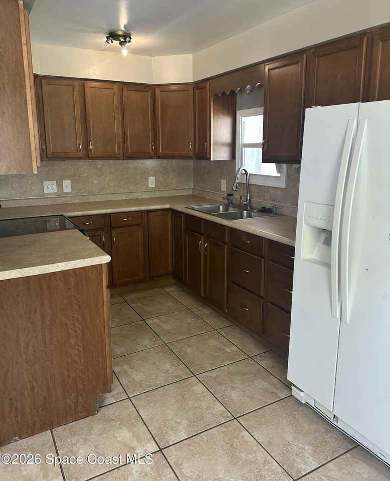 205 Crown Blvd - Photo 2 of 10