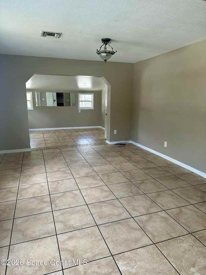 205 Crown Blvd - Photo 3 of 10