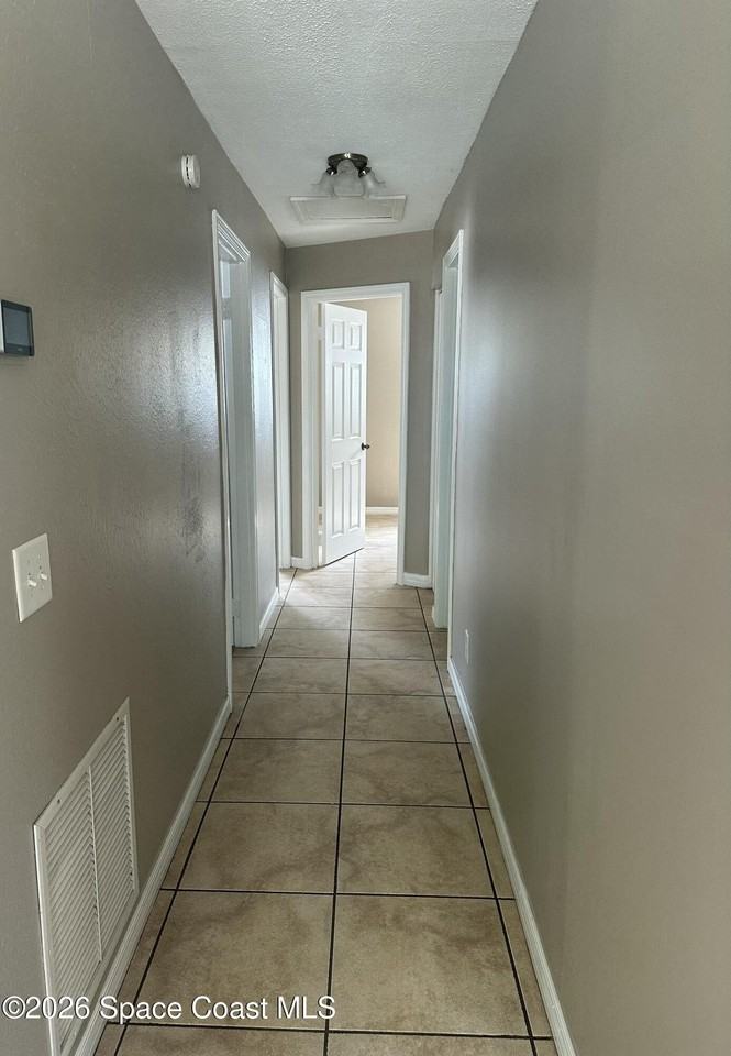 205 Crown Blvd - Photo 4 of 10