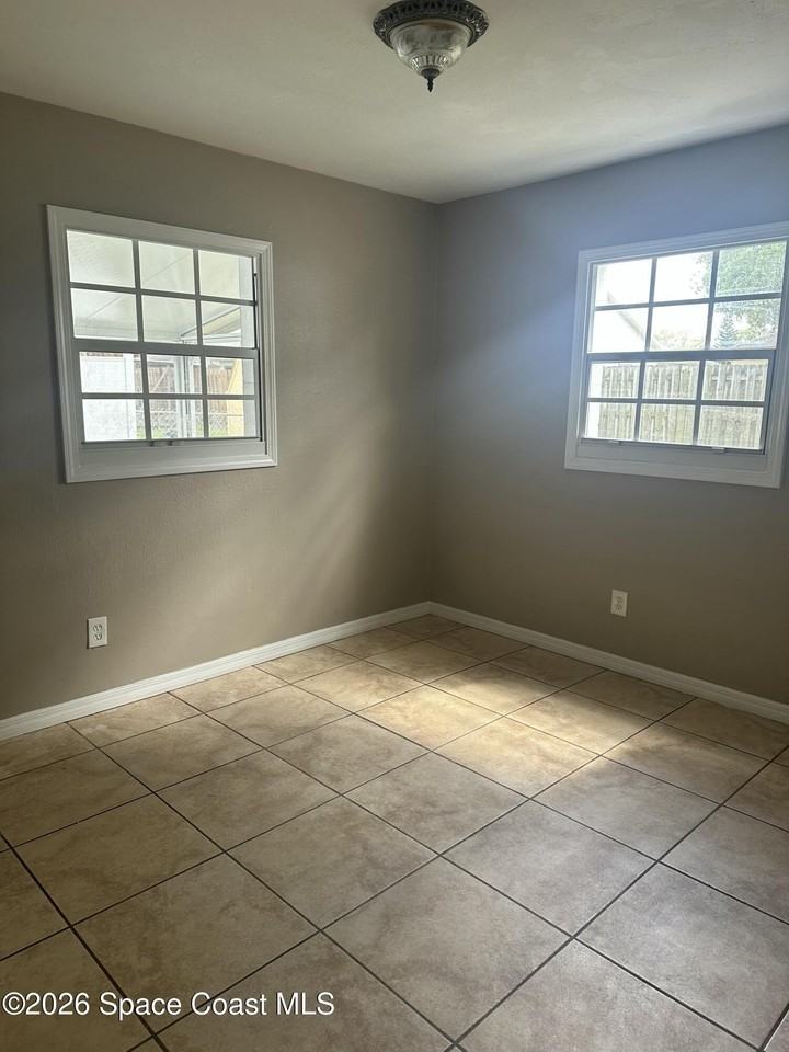 205 Crown Blvd - Photo 7 of 10