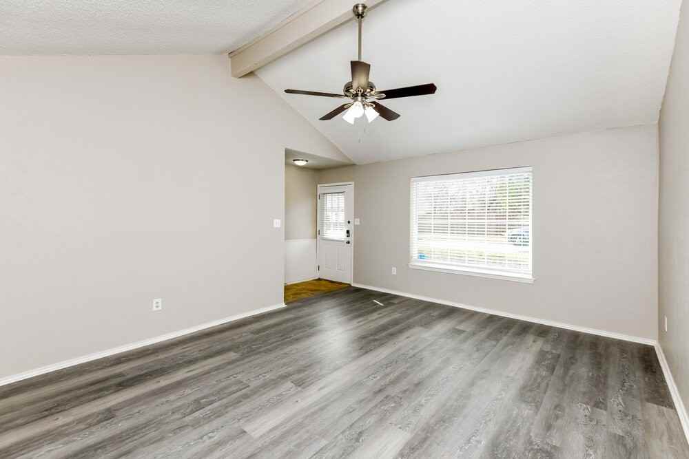 2321 Oakside Dr - Photo 5 of 16