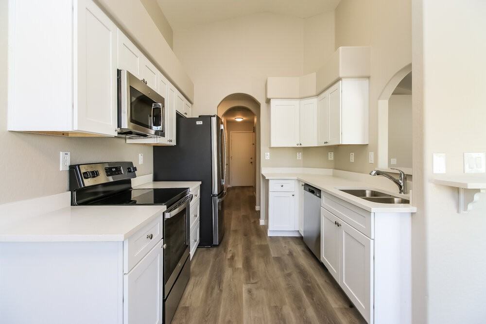 341 N Fresno St - Photo 7 of 16