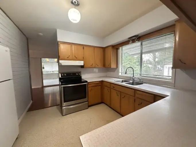 5851 172a St - Photo 2 of 15