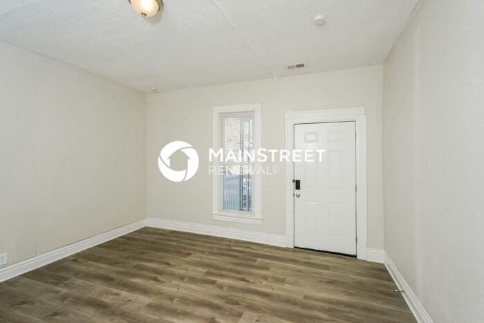 664 S 27th St - Photo 3 of 16