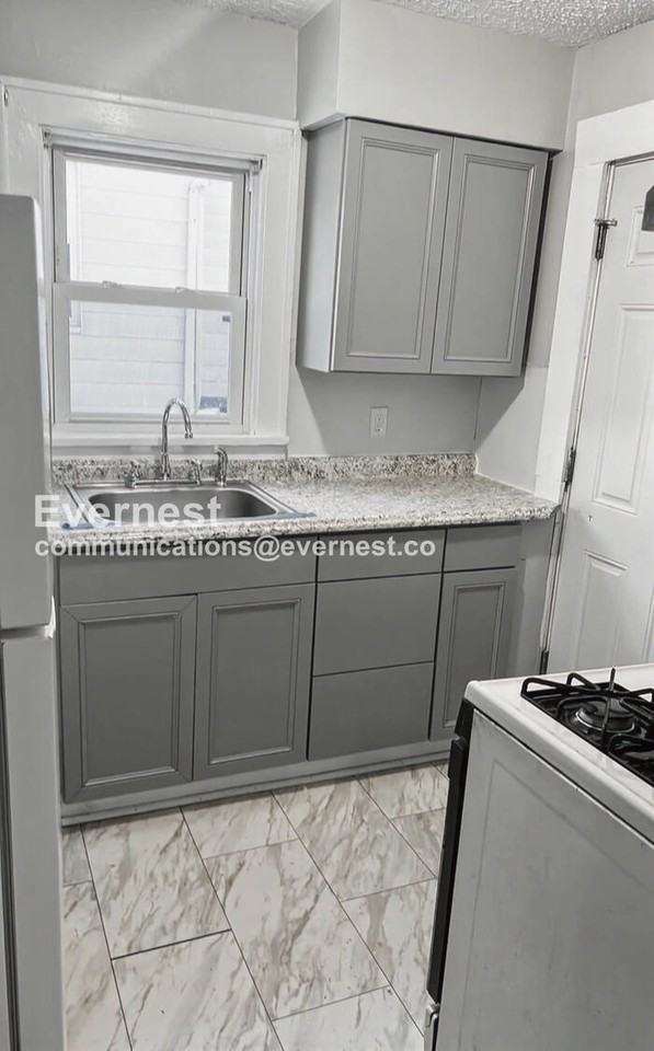 1093 Georgia Ave - Photo 4 of 25