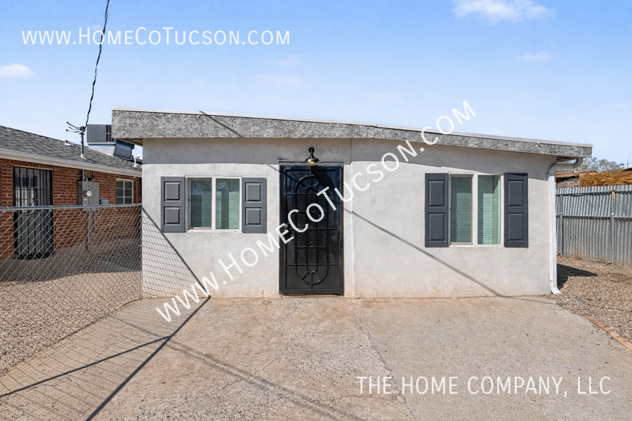 1051 S 4th Ave #B - Photo 2 of 14