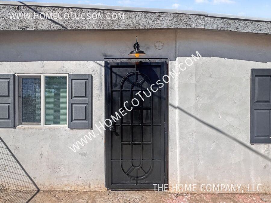 1051 S 4th Ave #B - Photo 3 of 14