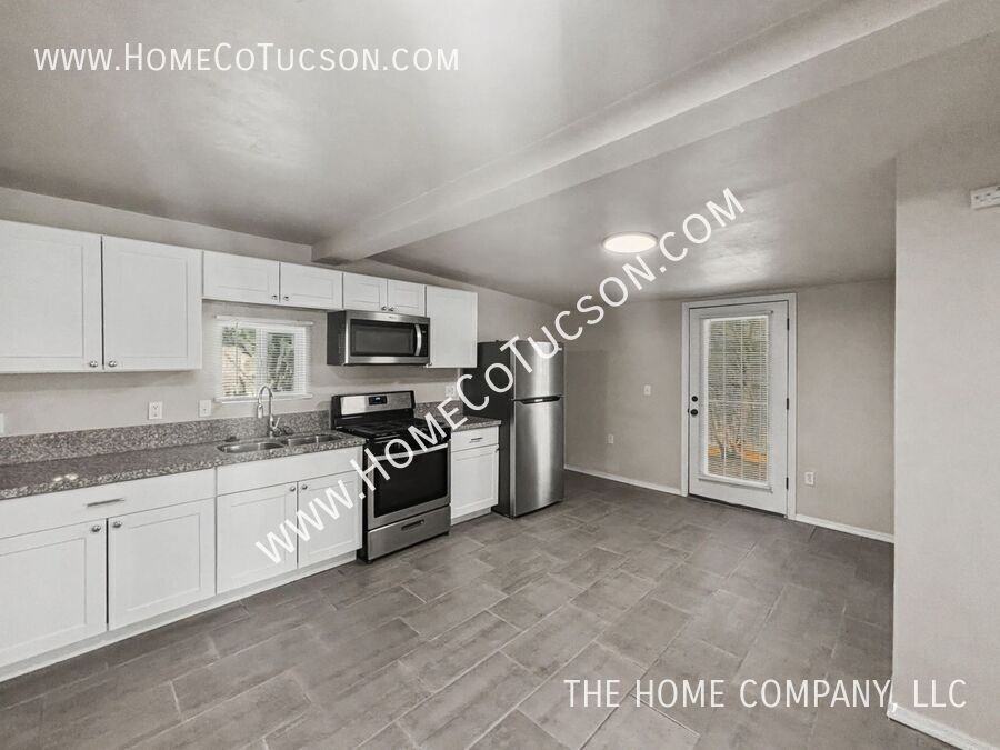 1051 S 4th Ave #B - Photo 5 of 14