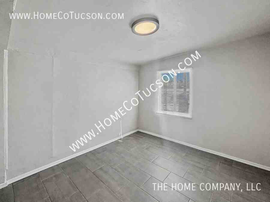 1051 S 4th Ave #B - Photo 6 of 14