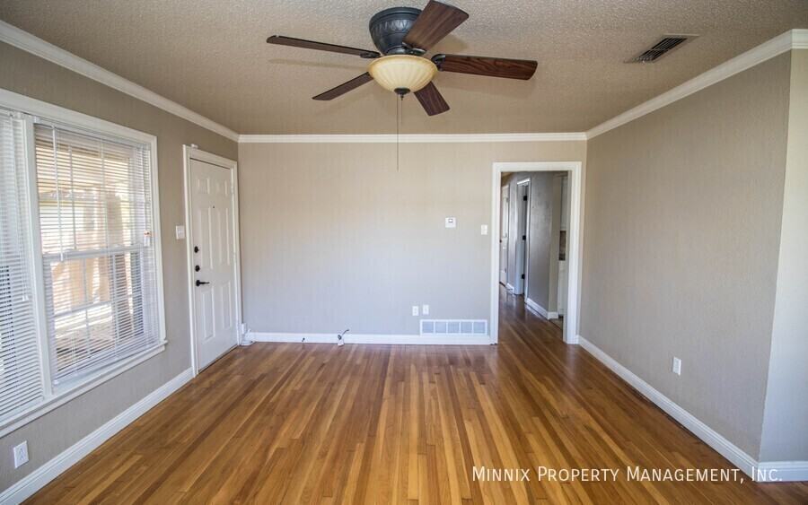 4303 43rd St - Photo 2 of 32