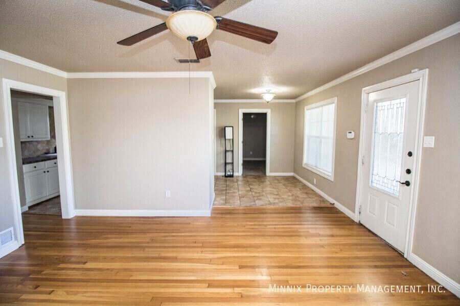 4303 43rd St - Photo 6 of 32