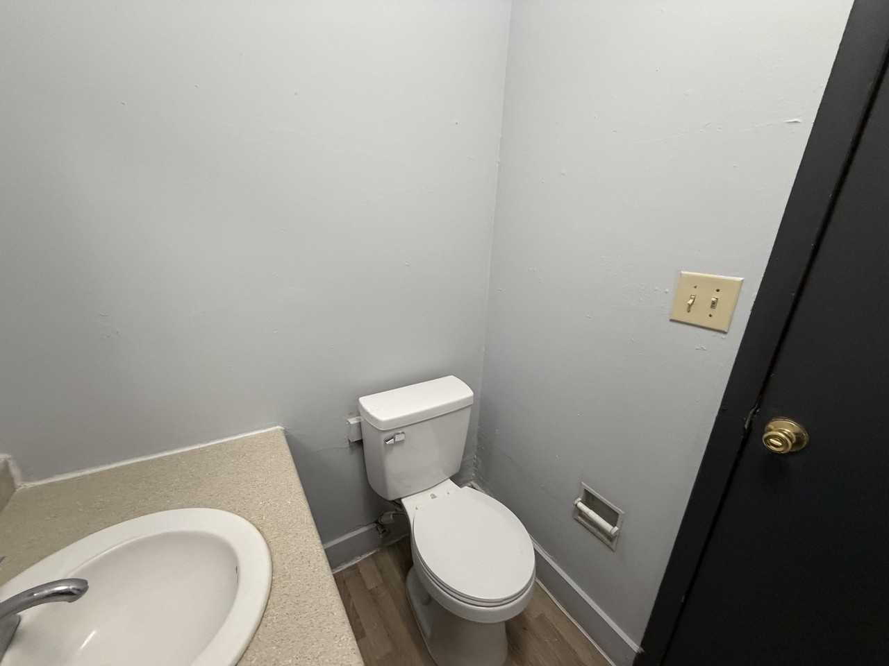 811 E Madison St - Photo 5 of 15